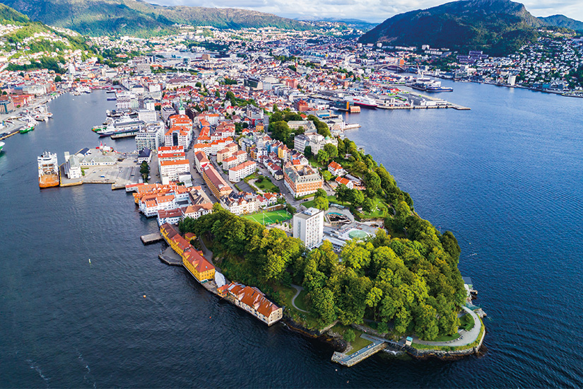 image 1 Vue aerienne de la vieille ville de Bergen Bergen Norvege 48 as_169478564