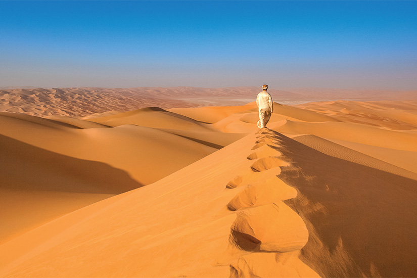 image Arabie Saoudite homme marchant sur une dune dans le desert d Arabie 31 as_147643914