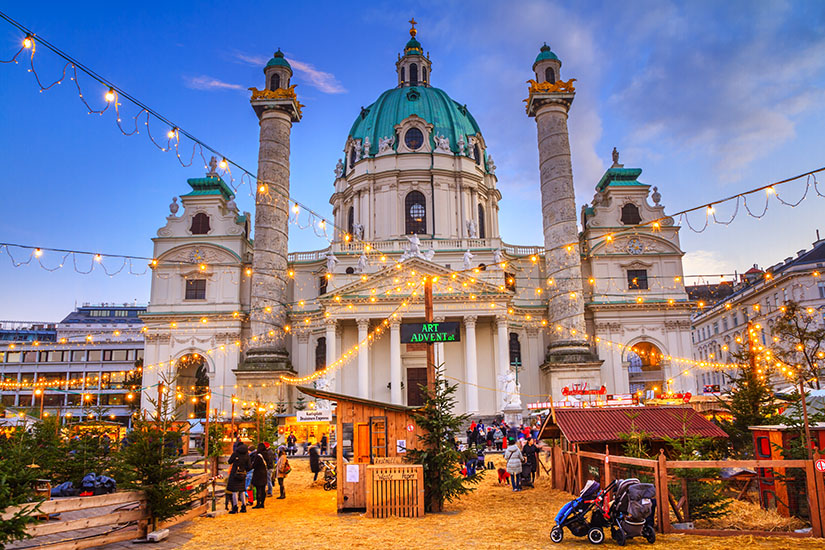 image Autriche Vienne Marche de Noel devant l eglise Saint Charles Borromee as_310483033