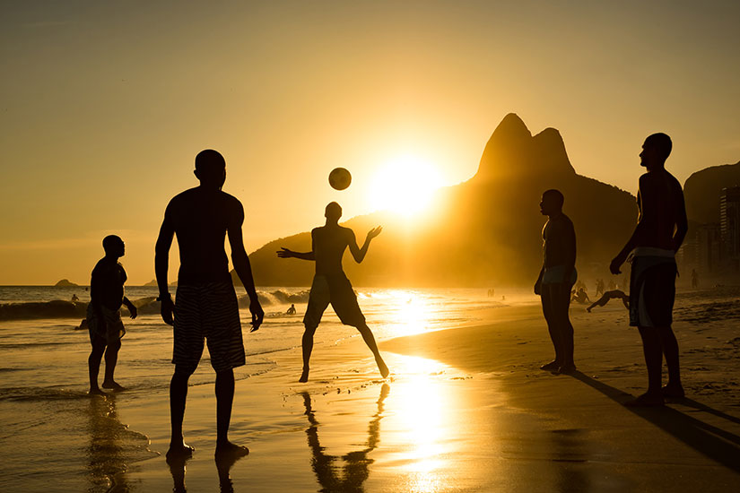 image Bresil Rio de Janeiro Ipanema Jouant ballon plage  it