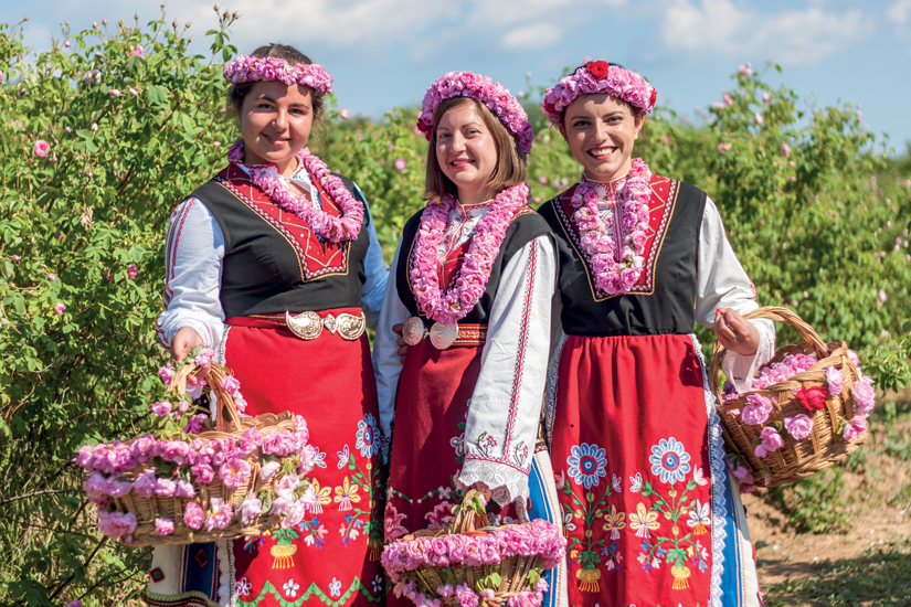 image Bulgarie filles posant pendant festival cueillette roses 13 as_85498122