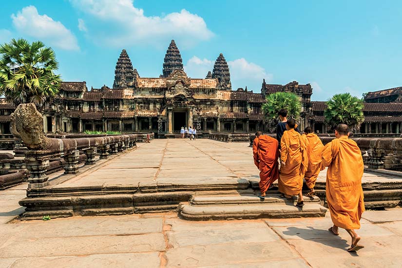 image Cambodge Siem Reap Moines devant le temple Angkor Wat as_157231191