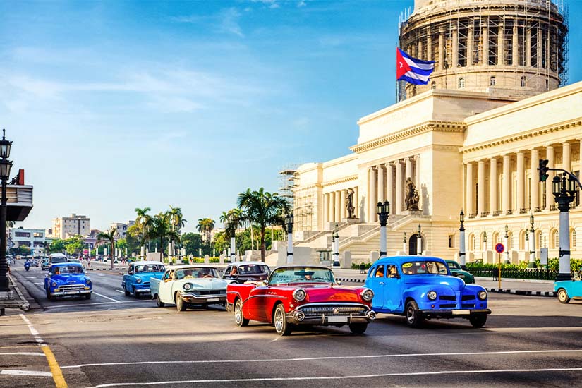 image Cuba La Havane Taxis cubains voitures anciennes devant le Capitole is_1023723620