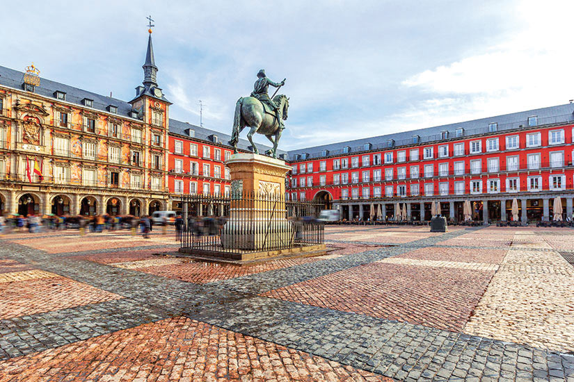 image Espagne Madrid Place Mayor avec la statue du roi Philippe  fo
