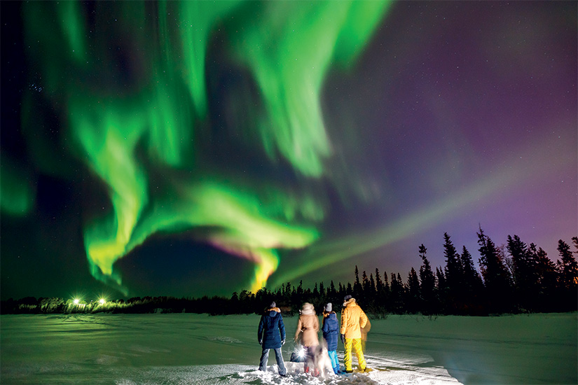 image Islande Groupe d amis regardant les aurores boreales 51 as_254041829
