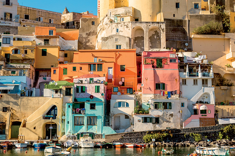 image Italie Procida maisons colorees dans le village de Corricella 35 it 591844990