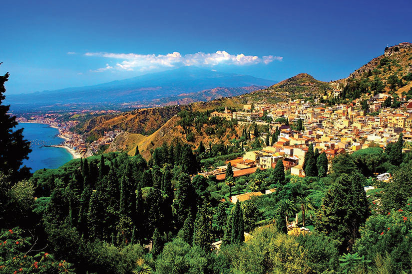 image Italie Sicile Village Taormina avec vue sur le volcan Etna  fo