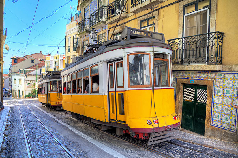 image Portugal Lisbonne Tramway  jaunes  it