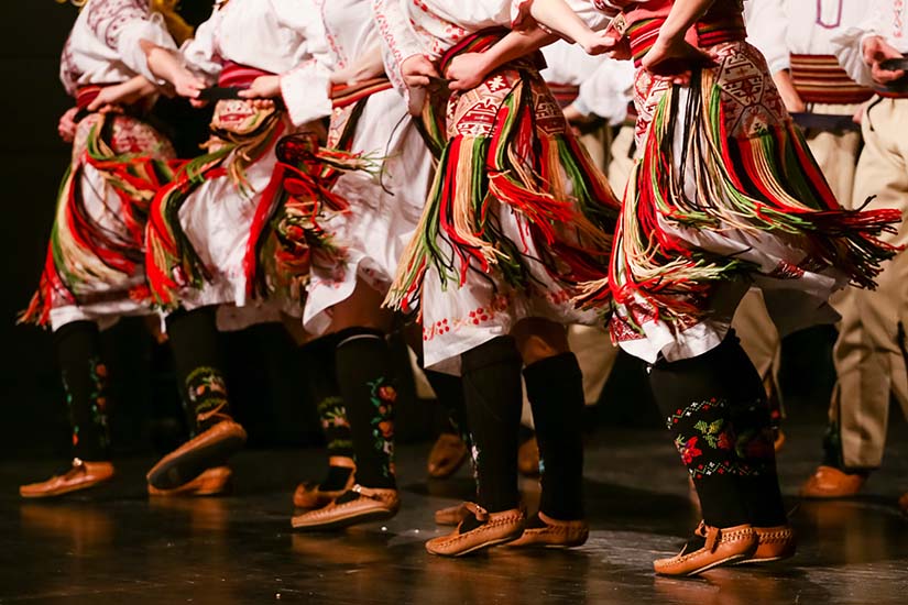 image Serbie Danseurs serbes en costume traditionnel as_233955219