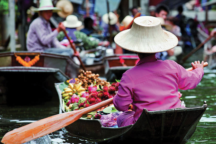 image Thailande Bangkok Vendeur de fruits dans un marche flottant  it