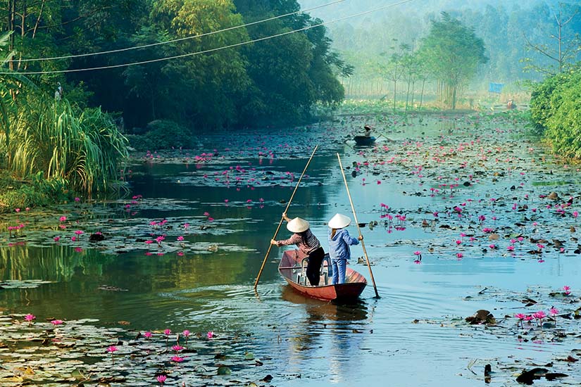 image Vietnam Hanoi Riviere Yen menant a la Pagode des Parfums en automne as_167544624