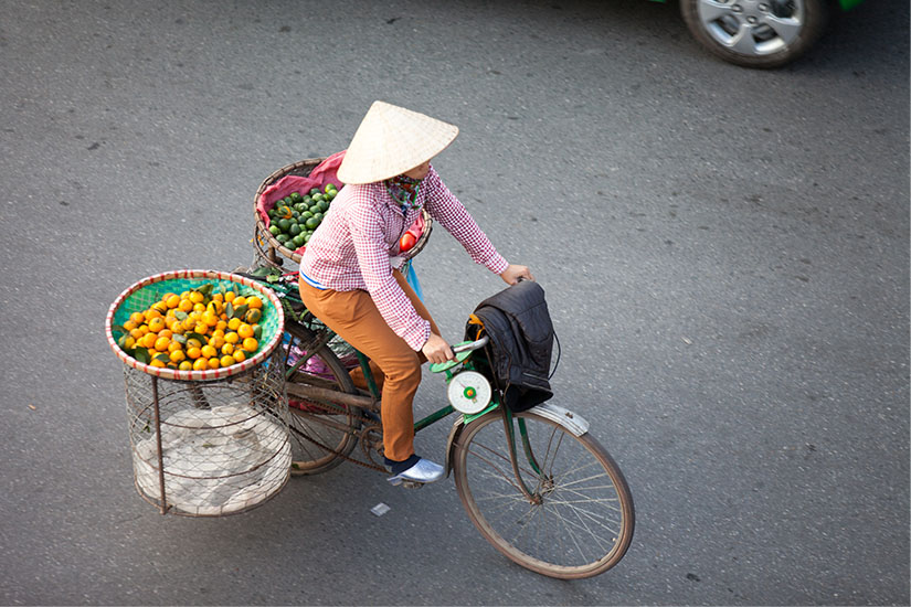 image Vietnam Hanoi vendeuse a velo as_380392878