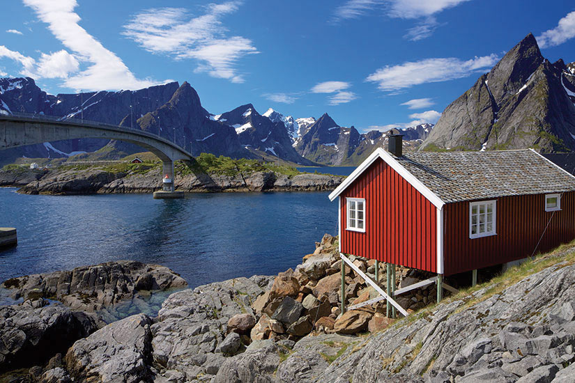 image norvege Lofoten cabane traditionnelle de rorbu de peche  fo
