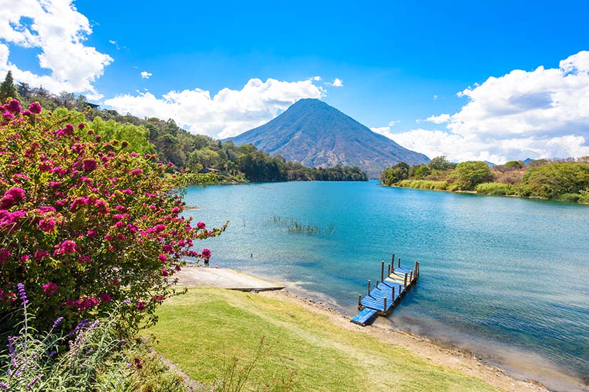 guatemala lac atitlan et volcan san pedro as_179482698