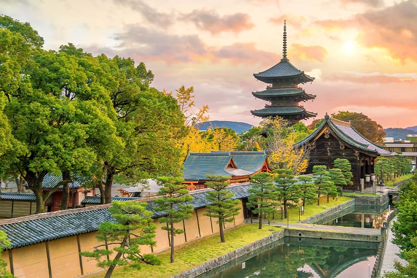 japon kyoto temple toji et pagode en bois as_372425674