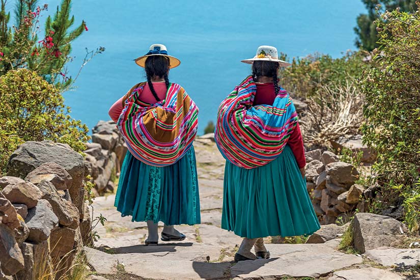 perou lac titicaca femmes quechua as_329991043
