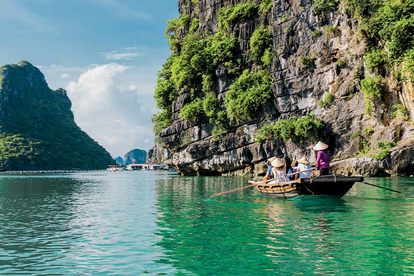 vietnam baie d halong promenade en barque as_244376968